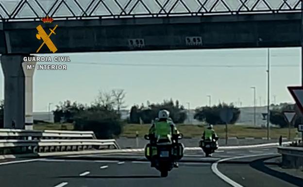 La Guardia Civil pone a disposición judicial a un conductor que circulaba por la autovía en sentido contrario
