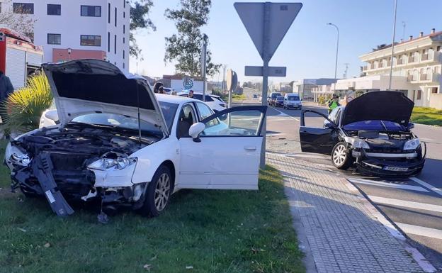Un herido en una colisión entre dos vehículos frente al supermercado Lidl