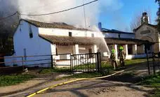 Los bomberos sofocan un incendio en una vivienda deshabitada de la finca San Marcos, en Rosalejo