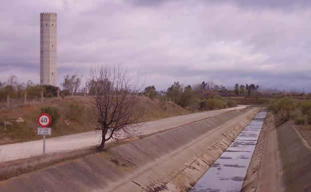 Uno de los canales de riego de Valdecañas /HOY