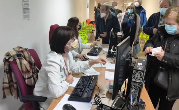 El SES cita el sábado al personal de los centros sanitarios privados para recibir la dosis de recuerdo de la vacuna