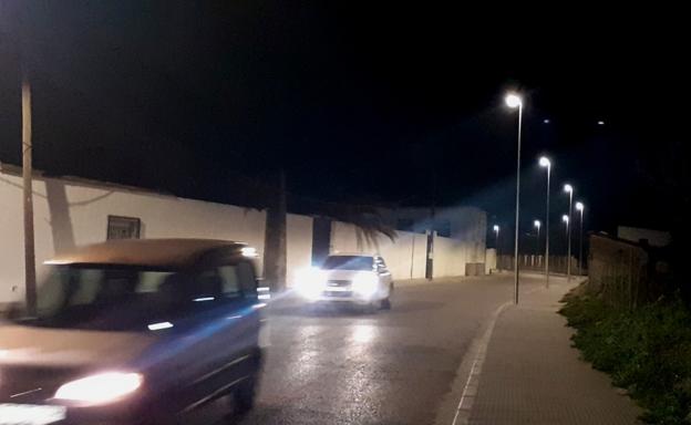 La carretera del cementerio estrena iluminación tras años casi a oscuras