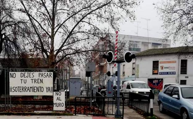 «No se pueden poner pancartas donde nos dé la gana y sin pedir permiso a nadie», dice Josema Encinas
