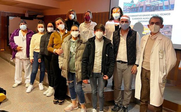 Alumnos del instituto Albalat refuerzan su formación en el hospital Campo Arañuelo