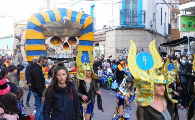 El Enigma de la Máscara en carrozas y Vértigo en comparsas ganan en los desfiles de domingo y martes