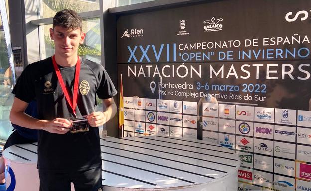 El joven nadador moralo Adrián García Bravo disputa el Campeonato de España Open Invierno Máster