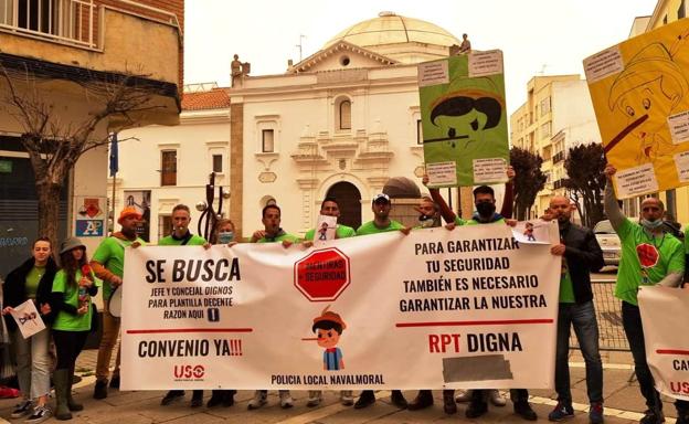 Los policías locales a turnos llevan su reivindicación hasta Mérida