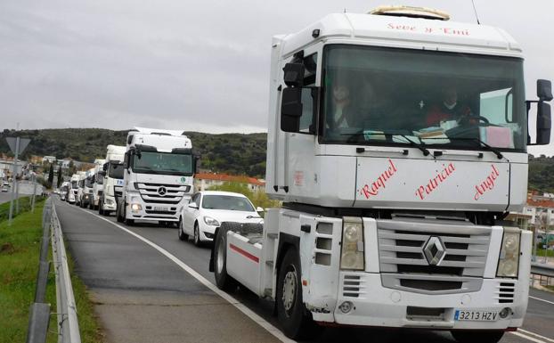Decenas de camiones, grúas o taxis 'toman' la carretera