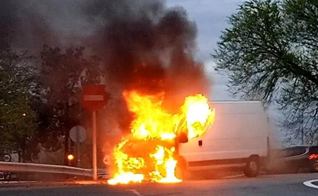 Sale ardiendo una furgoneta en la Nacional V, en la zona de Navarrosa