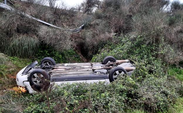 Herido el conductor de un vehículo que volcó en la autovía de Extremadura