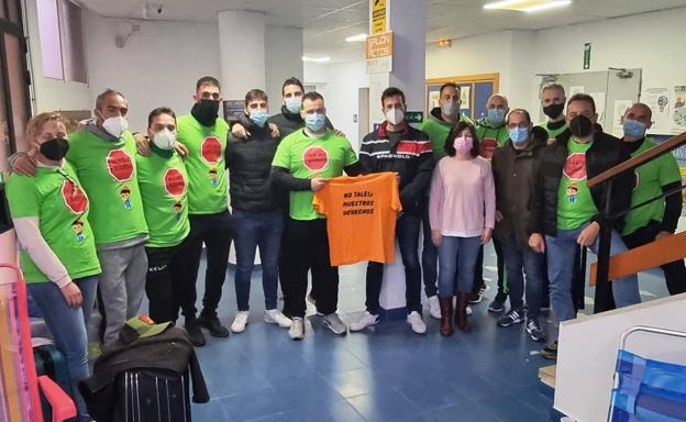 VOX tilda de «dramática» la situación de los policías locales, encerrados y con tres agentes en huelga de hambre