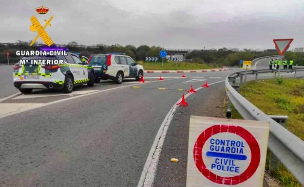 Un conductor drogado y ebrio se fuga de un control de la Guardia Civil en la autovía A-5