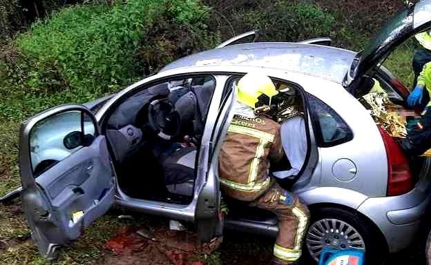 Herida grave tras salirse de la vía con el coche en un camino de La Vera