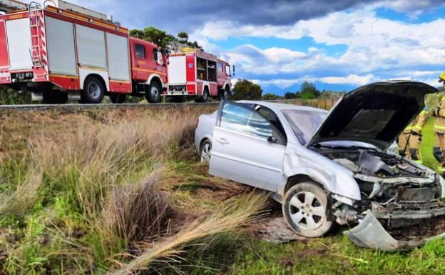 Un joven, herido leve tras volcar con su coche en la carretera de Rosalejo