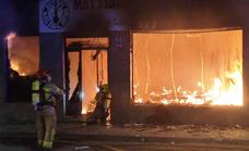 Un incendio de madrugada en un bar de la calle Marqués de Salamanca obliga a desalojar un edificio