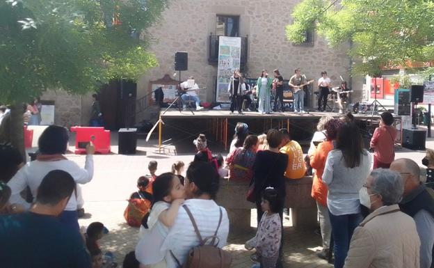 Gran ambiente en el Jardincillo en la fiesta de la educación musical