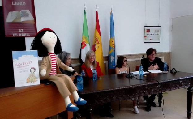 Cristina Marcos presenta su primer libro, 'El fantasma del castillo de Montánchez'
