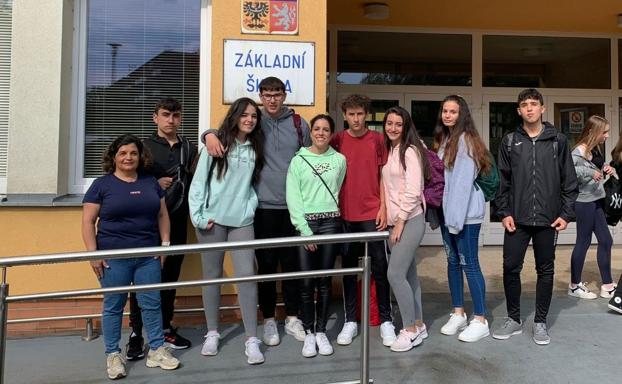 El programa Erasmus Plus lleva a siete alumnos y dos profesoras del IES de Tiétar a la República Checa