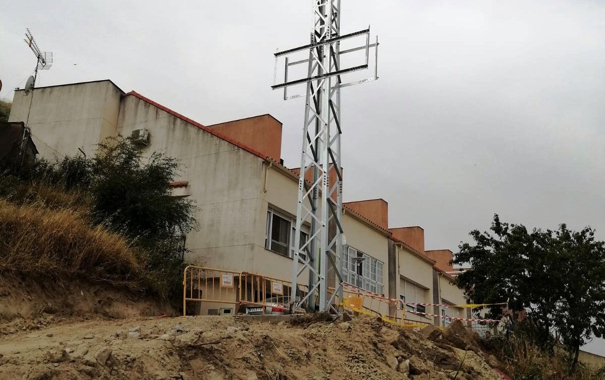 Vecinos de las calles Guadalquivir y Salor denuncian la instalación de una torreta de alta tensión a escasos metros de sus viviendas