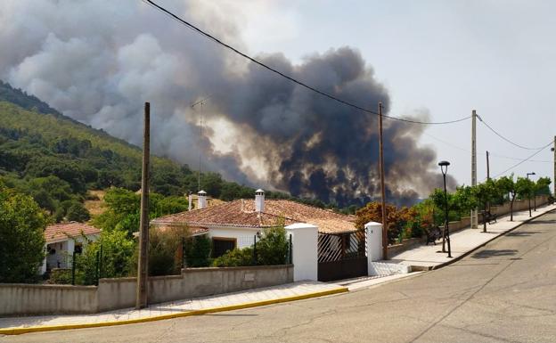 Medios del Infoex trabajan en un nuevo incendio en Casas de Miravete