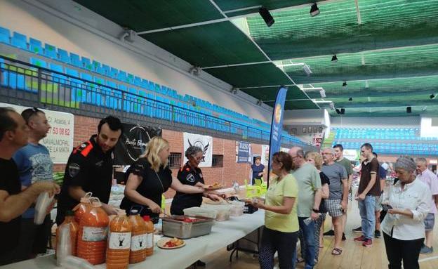 La ong de José Andrés coordina la alimentación de las personas desalojadas en la comarca