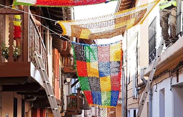 El proyecto 'Tejiendo la calle' vuelve a engalanar Valverde de la Vera