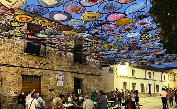Las calles de Villar del Pedroso se engalan con guirnaldas y parasoles