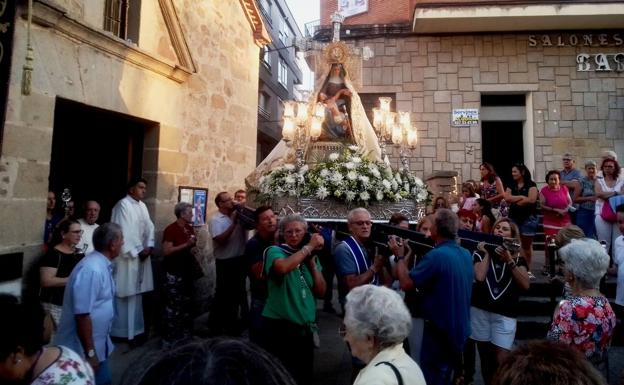 Las fiestas de las Angustias se abren con el traslado de la virgen