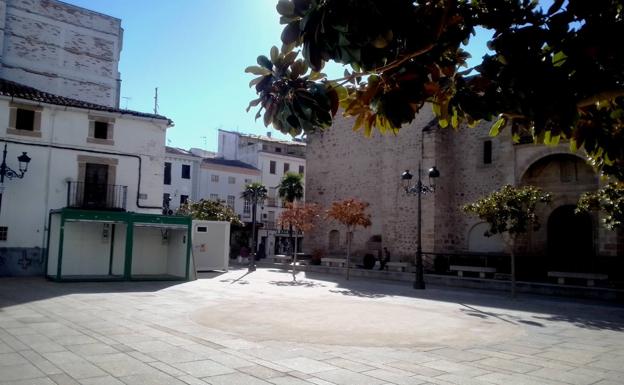 La plaza de España, sin restos de la fuente, se prepara para San Miguel
