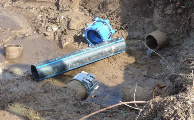 Una avería deja sin agua a los vecinos de Navarrosa y Pozo Rancón