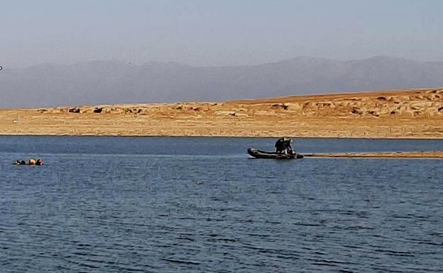 Buzos de la Guardia Civil buscan al joven desaparecido en el pantano de Valdecañas