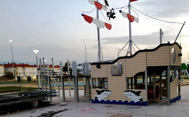 Empieza la esperada instalación de los nuevos parques infantiles
