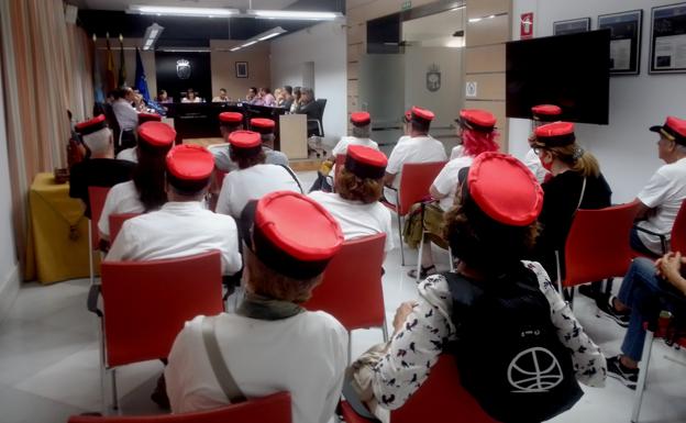 No al Muro copa el salón de plenos en la sesión ordinaria de octubre