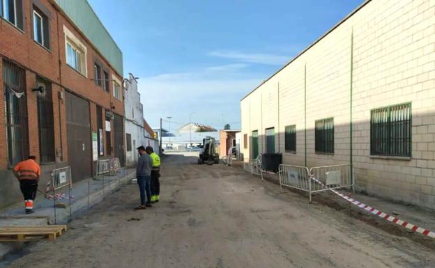 La calle Toril, por fin, se urbaniza