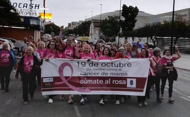 La lluvia no puede con la Marcha Rosa contra el cáncer de mama