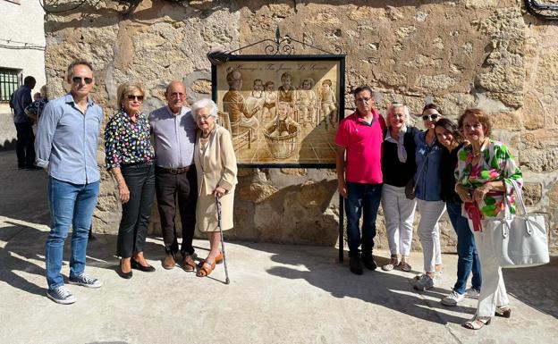 Berrocalejo recuerda en un mural a una maestra de la posguerra, Juana
