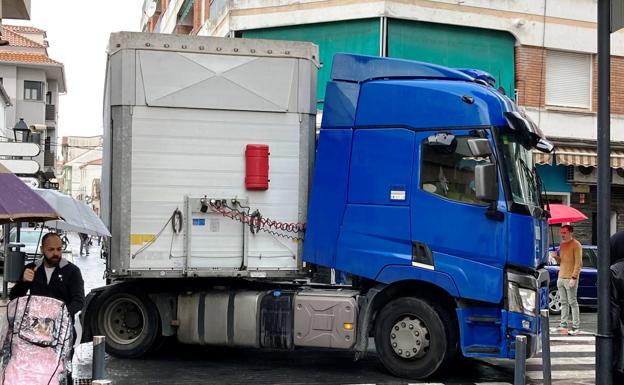 El GPS lleva al conductor de un camión de gran tonelaje a quedar atascado en la calle Gabriel y Galán
