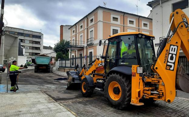 Empiezan a pavimentarse algunas de las calles en peor estado