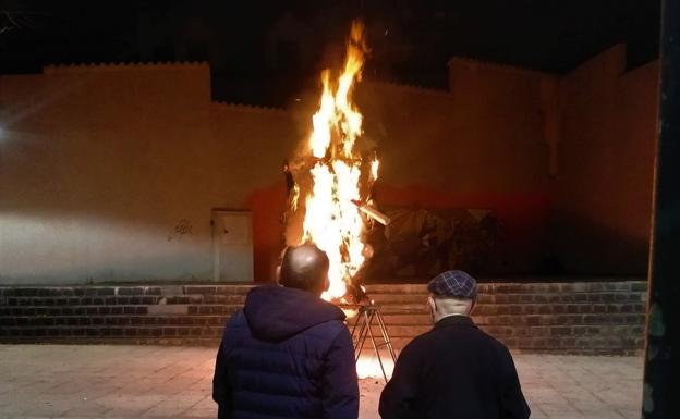 David González, su creador, observa la quema del Hombre Inicuo /Óscar