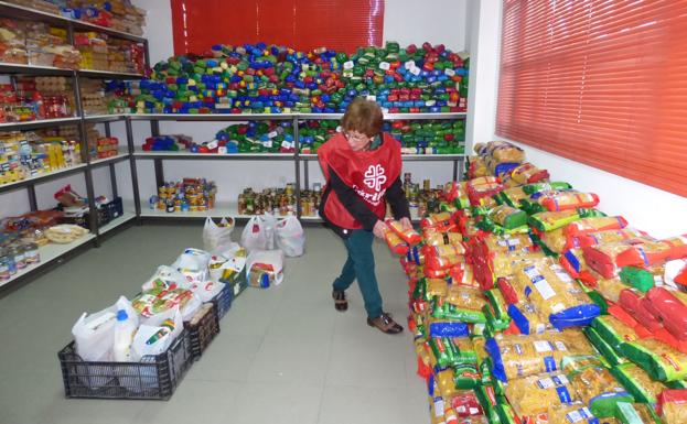 Voluntaria de Cáritas colocando alimentos en la sede central del colectivo /MAM