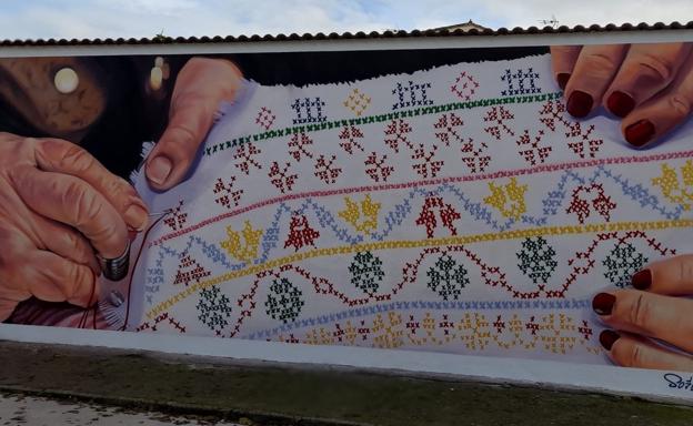 Un mural homenajea en El Gordo a las bordadoras de la población