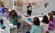 La pintora local Clemen Sánchez imparte un taller para escolares dentro de la exposición 'Evolución'