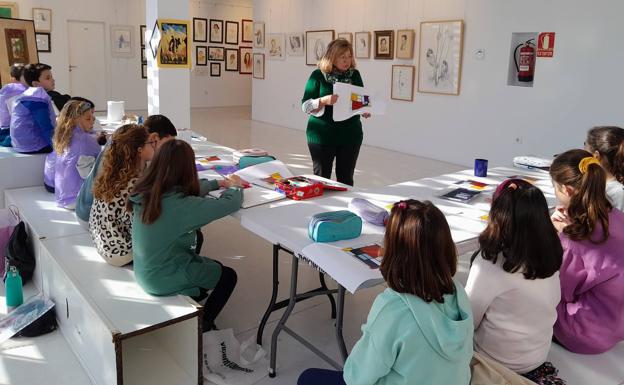 La pintora local Clemen Sánchez imparte un taller para escolares dentro de la exposición 'Evolución'