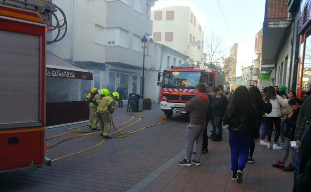 Una hamburguesería de reciente apertura, DMD, sufre un incendio