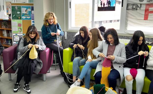 Jóvenes y mayores comparten en dos institutos el proyecto 'Tejiendo juntos con F de futuro'