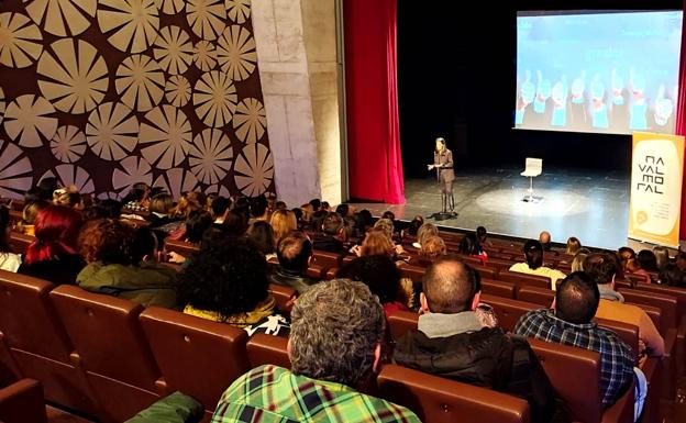 La maestra y pedagoga Mar Romera reúne a más de 400 personas