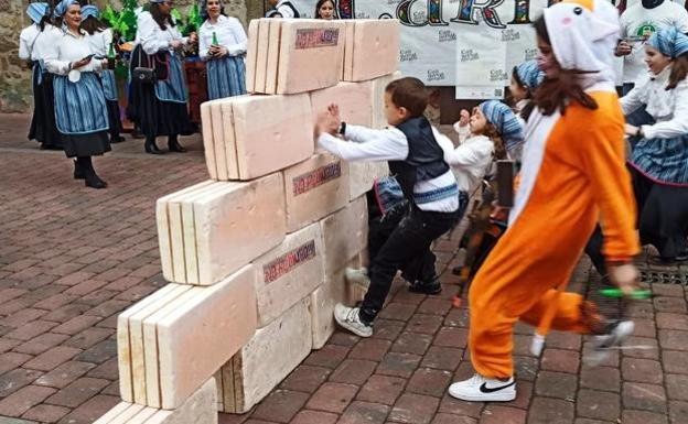 La plataforma No al Muro se une al Carnaval con sus propias iniciativas