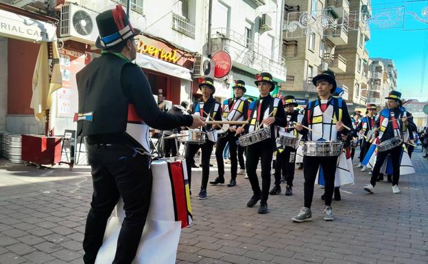 Un multitudinario desfile juvenil abre el Carnaval 2023