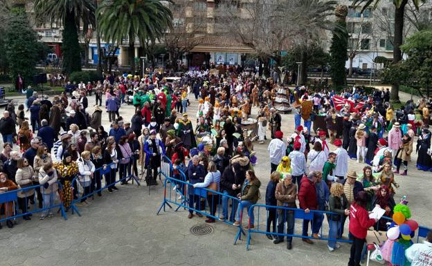 El 'Cómete el Carnavalmoral por una pata' reúne a casi 150 grupos
