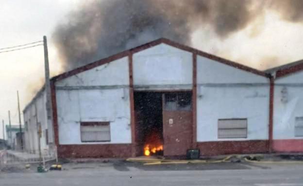 Arde una nave en la carretera de Jarandilla mientras se celebra el desfile de Carnaval